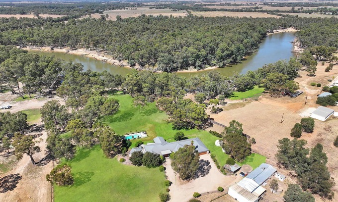 Moama House | Riverlyne - Riverfront Holiday Home