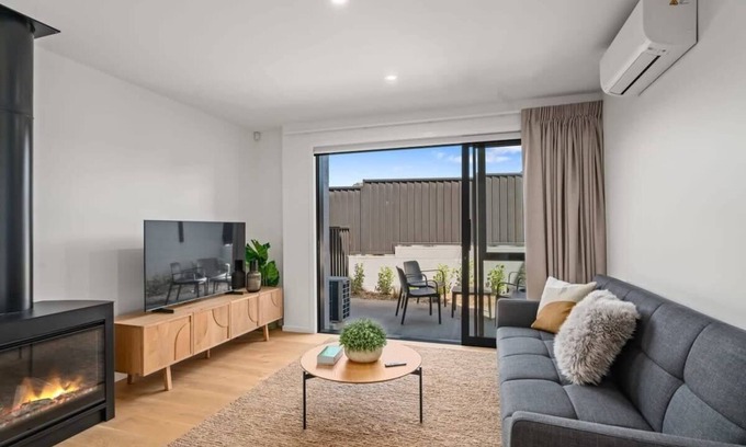 Albert Town Apartment | Rivers Abode Summary: