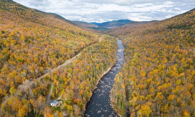 Saint-Brigitte-de-Laval Cottage | Riverside cottage with hot tub - Le chaga - Pet friendly!