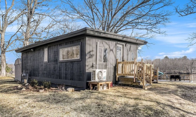 Belmont House | River’s Edge Retreat Cozy Waterfront Getaway - Waterfront for your city stay!