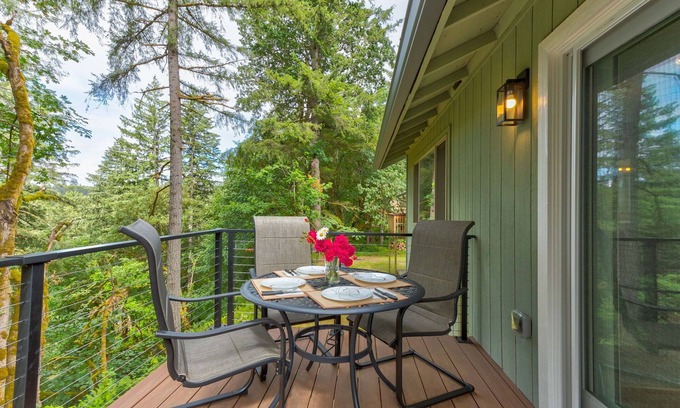 Battle Ground House | River’s Edge Spacious 2-Story Guest House by the River