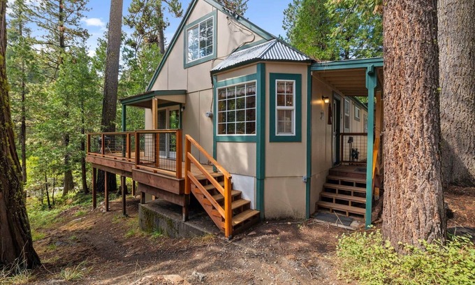 Strawberry House | Rivers Resort Cabin #3