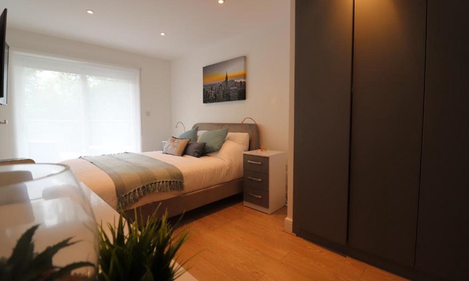 Leamington Spa Apartment | Riverside 2 Bedroom Serviced Accommodation