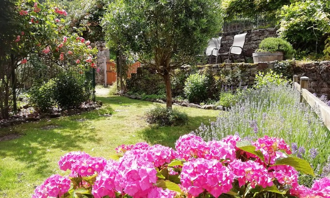 Lanvallay Apartment | Riverside apartment with garden on the port of Dinan