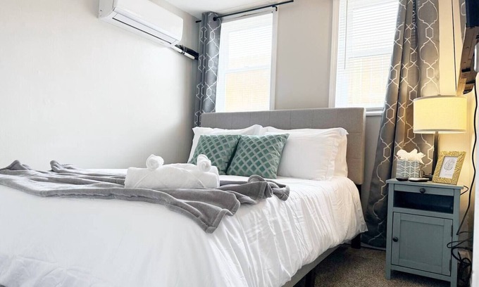 Evansville Apartment | Riverside B1 - EVV 2BR Queen/1BA Apt