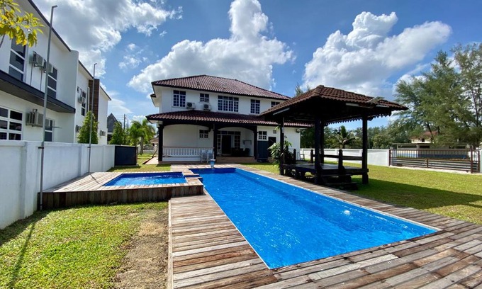 Kampung Bukit Depu House | Riverside Bungalow with Pool at Koliba, Casa del Fiume