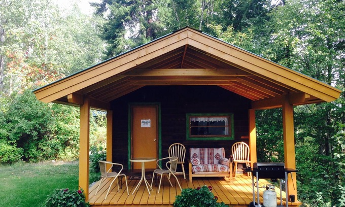 Clearwater Cabin | Riverside Cabana for 2 people, rustic and unique setting on the Clearwater River
