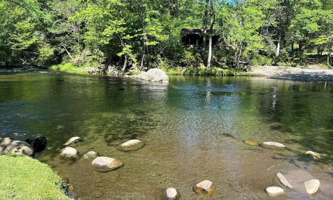 Pittman Center Cabin | Riverside Cabin, minutes to Downtown Gatlinburg! Includes tickets to Dollywood, Anakeesta,