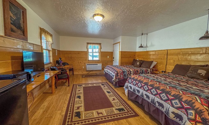 Dubois Cabin | Riverside Cabin Retreat, 2 Queen Beds, Hot Tub, Mountain Views, Pet-Friendly