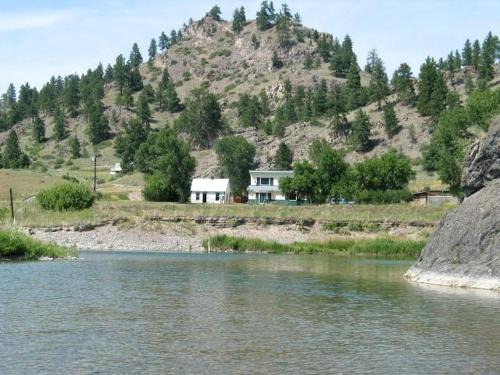 Cascade House | Riverside Cabin with Rare Claw-Foot Bathtub, Montana