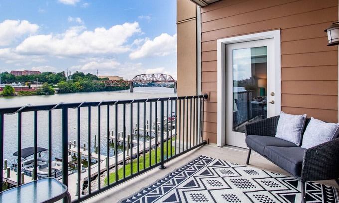 Knoxville Condo | Riverside Condo - Downtown & River Views/Access!