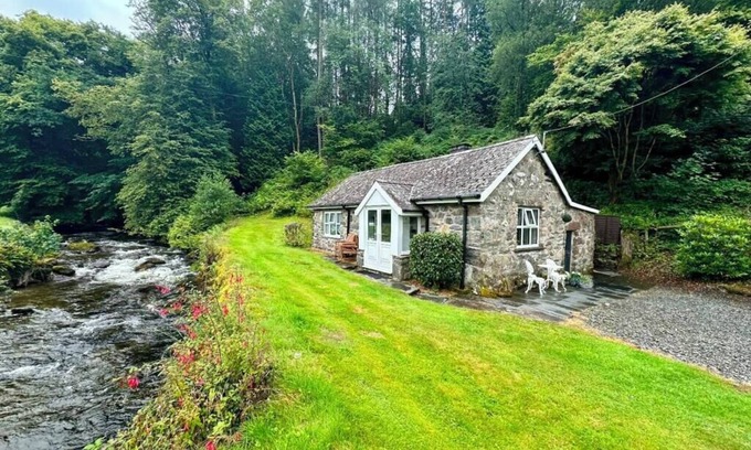 Dolgellau Cottage | Riverside Cottage, Abergwynant (sleeps up to 3) - don't forget your binoculars!