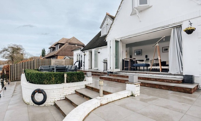 Marlow House | Riverside cottage - pet friendly, hot tub