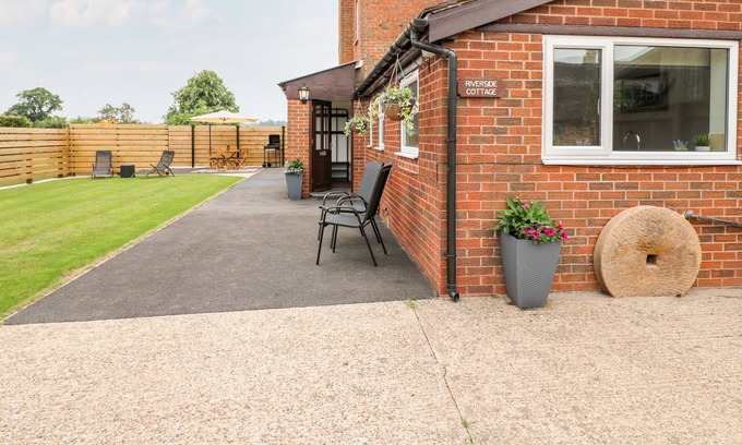 Scropton Cottage | RIVERSIDE COTTAGE, pet friendly, with hot tub in Hatton, Derbyshire