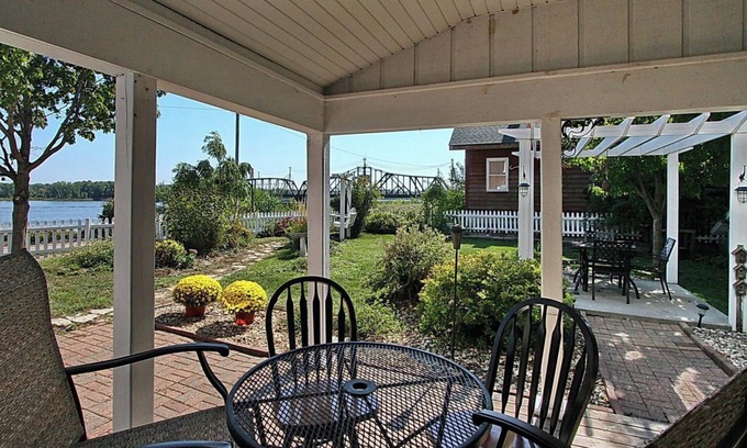 Teeds Grove House | Riverside cozy 4-bedroom house in charming Sabula with WiFi, AC