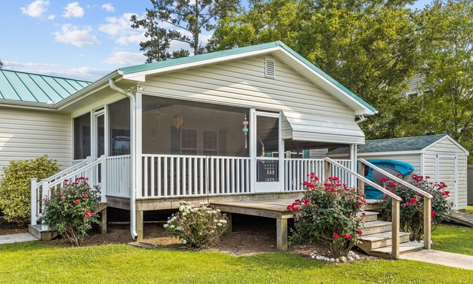 Morehead City House | Riverside escape with kayaks, covered deck, updated interior, W/D, & central AC