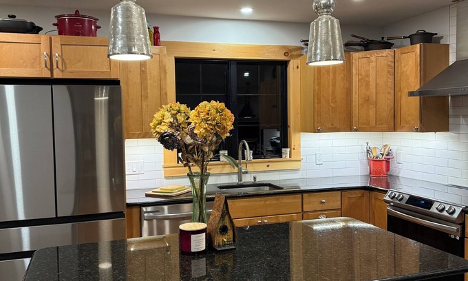 West Dover House | Riverside Home on Route 100 on Moover Bus Stop-3 Miles From Mount Snow