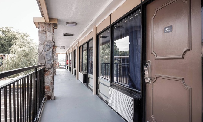Danville Hotel | Riverside Inn & Suites Danville Ceaser Casino