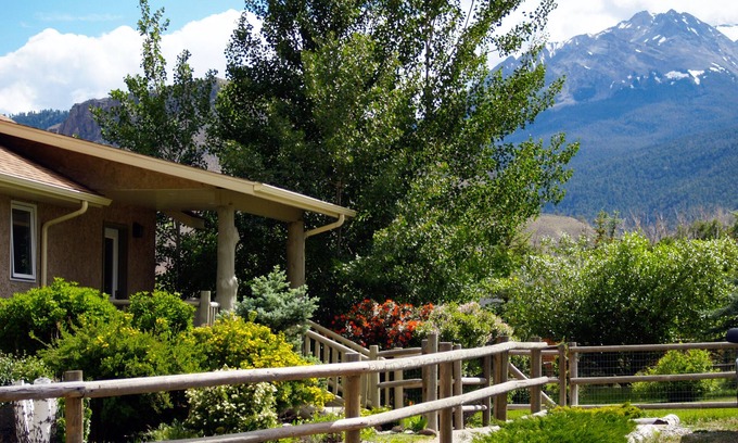 Gardiner House | Riverside Lodge - wildlife watching & minutes to Yellowstone Park! 4BR/3BA