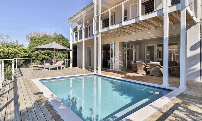 Onrus Villa | Riverside Manor | Banks of Onrus lagoon | Premier villa