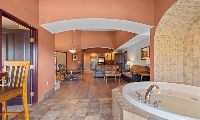 Wisconsin Dells Apartment | Riverside Retreat, Luxury 14 ft ceiling, Ground fl