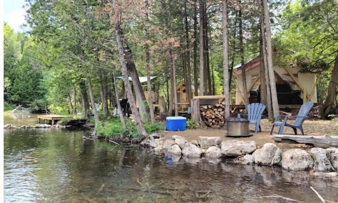 Chatsworth Cabin | Riverside Retreat waterfront Luxury Glamping King size bed and very privatenn