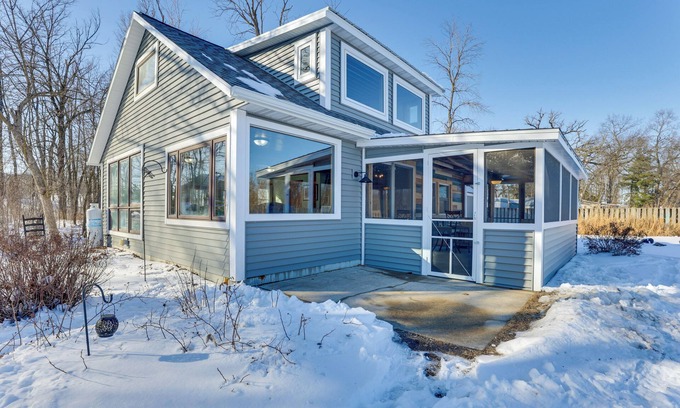 Watertown Cottage | Riverside Retreat Near Trails in Johnson Creek