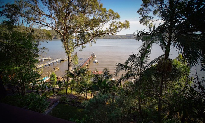 Cogra Bay Cottage | Riverside retreat