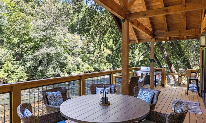 Ellijay Cabin | Riverside Retreat Cartecay, Hot Tub, Fire Pit, Gameroom