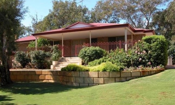 Ravenswood House | Riverside Retreat in Ravenswood