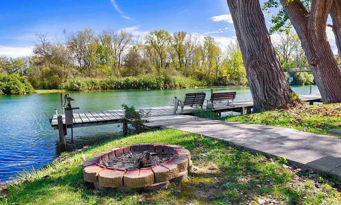 Waterloo Cottage | Riverside Retreat: Private Location and lake access!