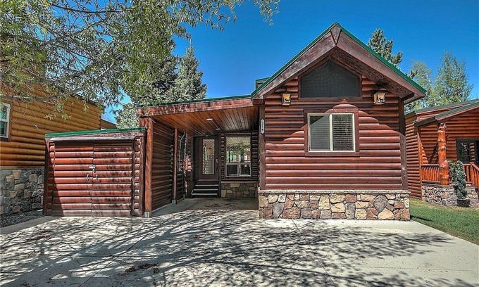 Breckenridge Ski Chalet | "Riverside Rhapsody" Breckenridge Chalet on the river