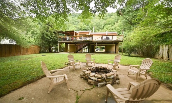 Lawrenceburg House | Riverside Roost -bourbon themed waterfront home