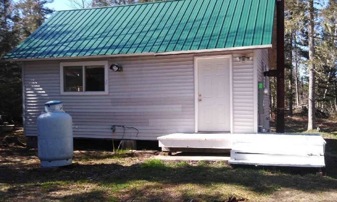Lake Linden Cabin | Riverside Rustic Lodge -privacy/seclusion