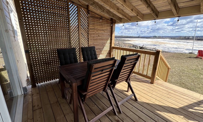 Annapolis Royal Cabin | Riverside Sunrise Cabin Well appointed, family & pet friendly cabin on the river