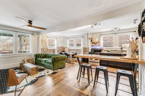 Woodfin House | Riverside Trade Retreat AvantStay Industrial-Chic Near Downtown Asheville