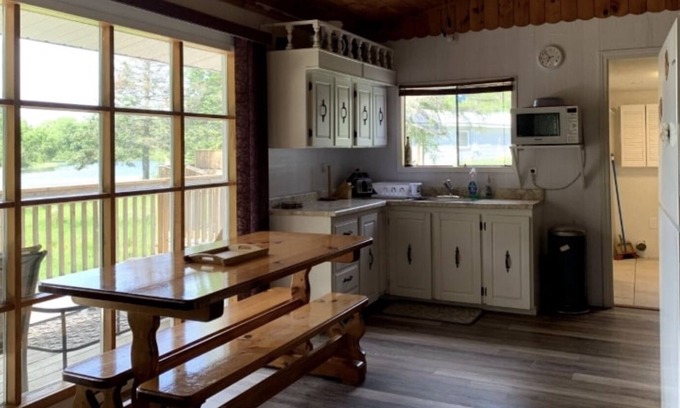 Ryerson Cottage | Riverside Waterfront Cottage