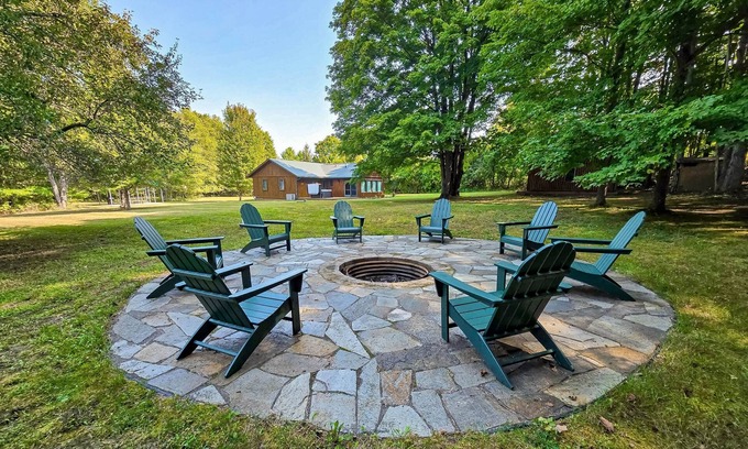 Beulah Cabin | Riverside wooded home with outdoor hot tub, fire pit, gas grill & WIFI