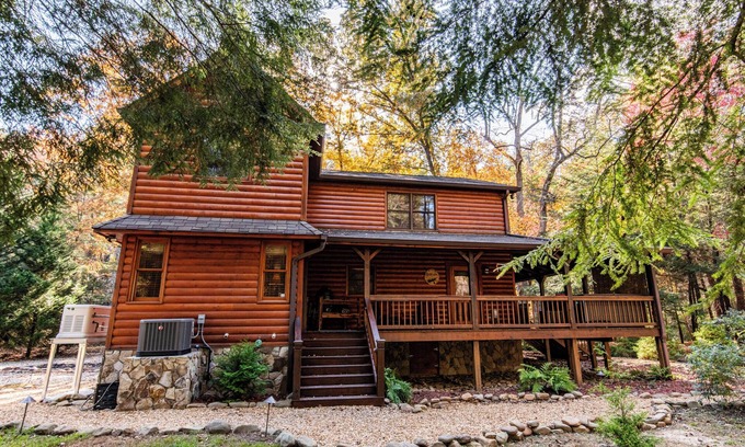 Suches Cabin | Riversong -3 BR Log Cabin on Toccoa River -Hot Tub, Firepit, Wood Fireplace