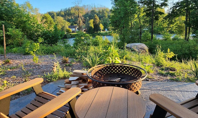 Vida Cottage | RiverSong - Charming McKenzie Riverside Guest House