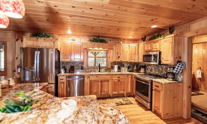 Suches Cabin | Riversong Log Cabin on Toccoa River - hot tub, large yard with firepit