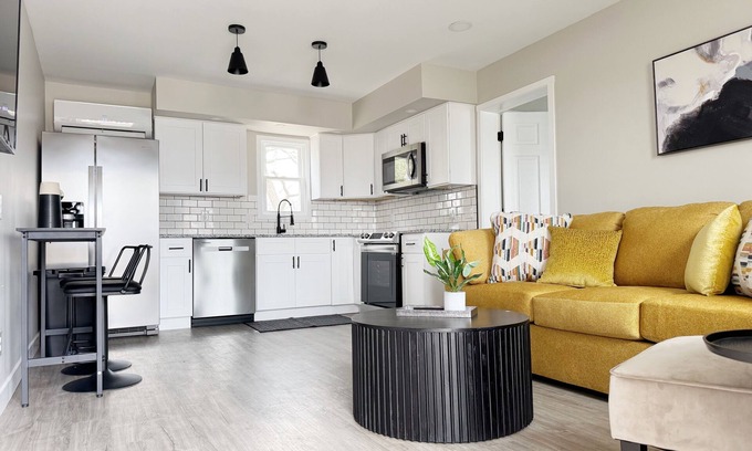 Newburgh Apartment | RiverStone Retreat A