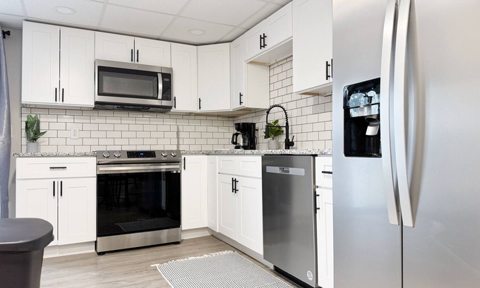 Newburgh Apartment | RiverStone Retreat C