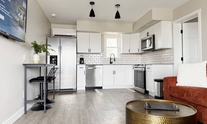Newburgh Apartment | RiverStone Retreat D