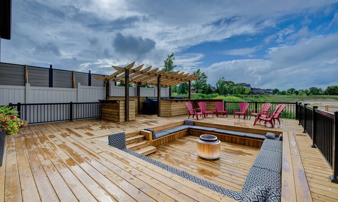 Grand River South House | Rivertrail Retreat - 1 of a Kind Picturesque Deck + Movie theatre + Getaway