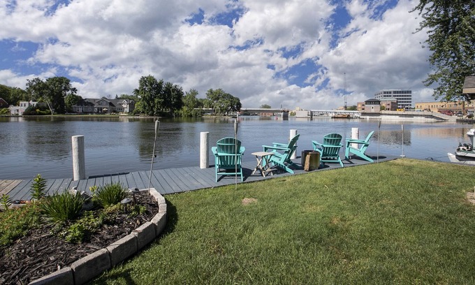 Menasha House | Riverview Get-A-Way