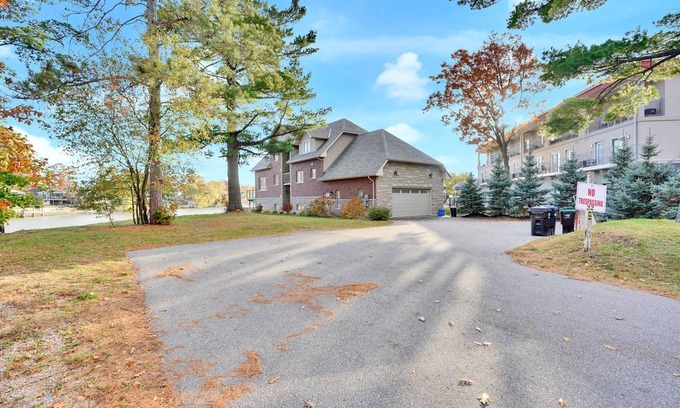 Wasaga Beach Cottage | Riverview home. 2 minute walk to the beach in the heart of Wasaga.