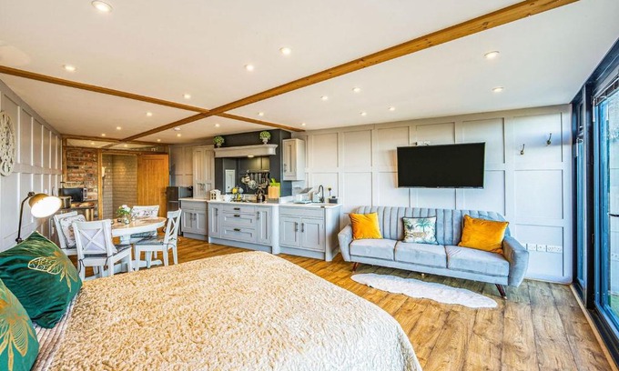 Gloucester House | Riverview Lodge - Uk36550