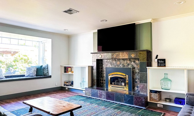 Springfield House | Riverwalk Retreat: Spacious, Hot tub, Near Autzen
