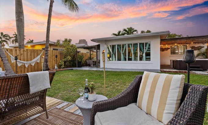 Downtown Fort Lauderdale House | RiverwalkVilla I WaterFront I Dock & Jacuzzi